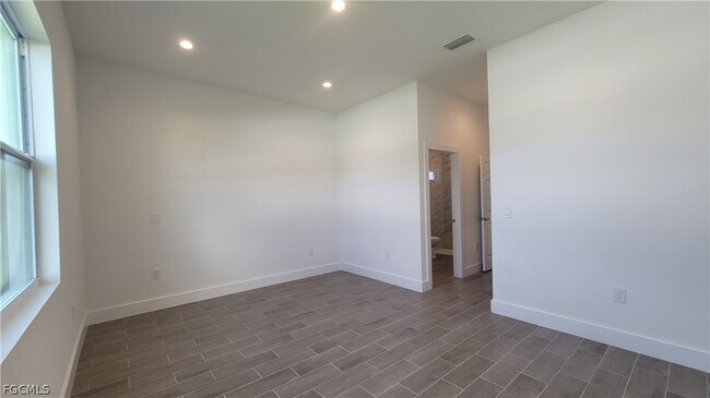 Building Photo - 424 SW 28th Ave