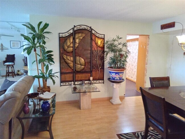 Building Photo - 1000 St Charles Pl