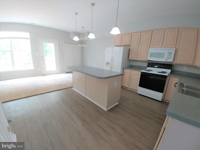 Building Photo - 8 Harbour Heights Dr