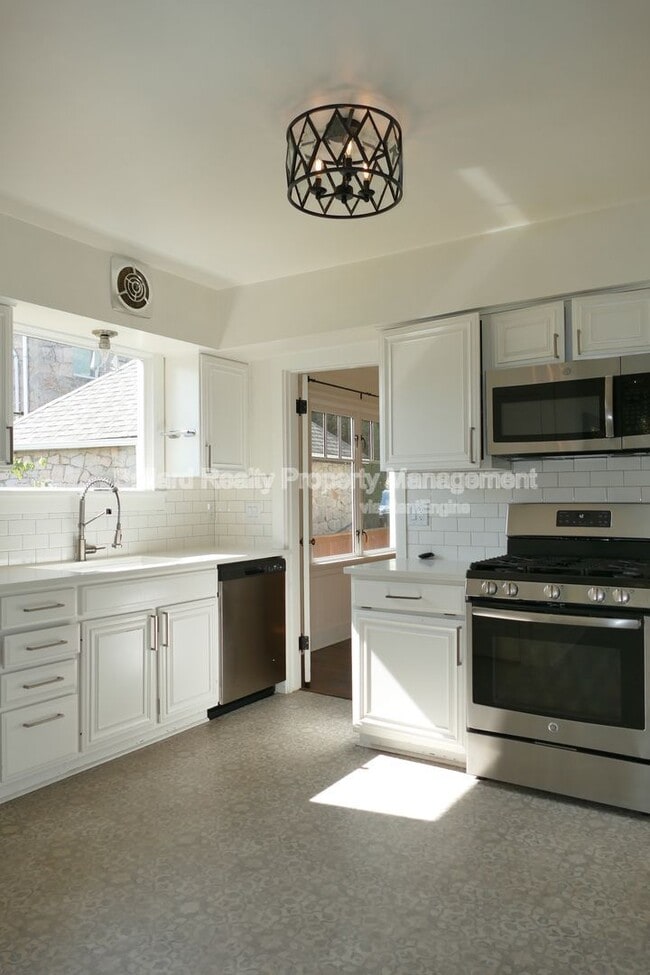 Building Photo - 3246 Conkling Pl W