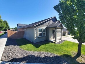 Building Photo - For rent West Kennewick