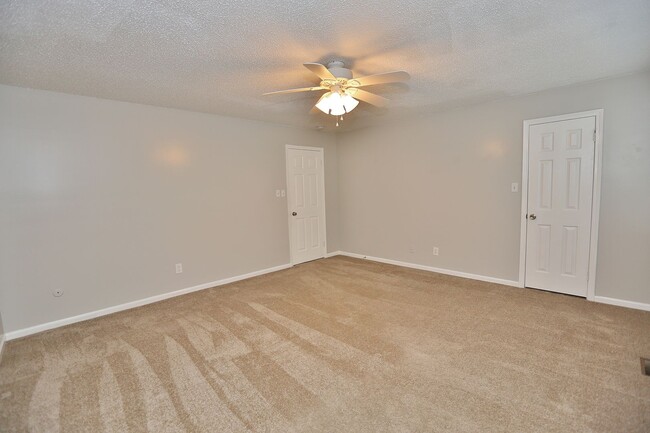 Building Photo - MUST SEE! Charming 3-Bedroom Townhome in Thoroughgood! 1-Car Attached Garage!