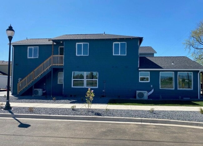 Building Photo - Newer Central Point 3 Bedroom / 2.5 Bath with views of the Table Rock