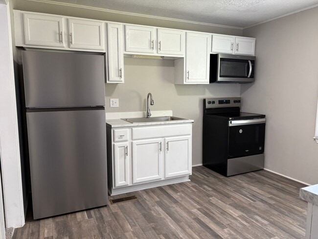 Building Photo - 3 Bedroom, 1.5 Bathroom in Mayodan!