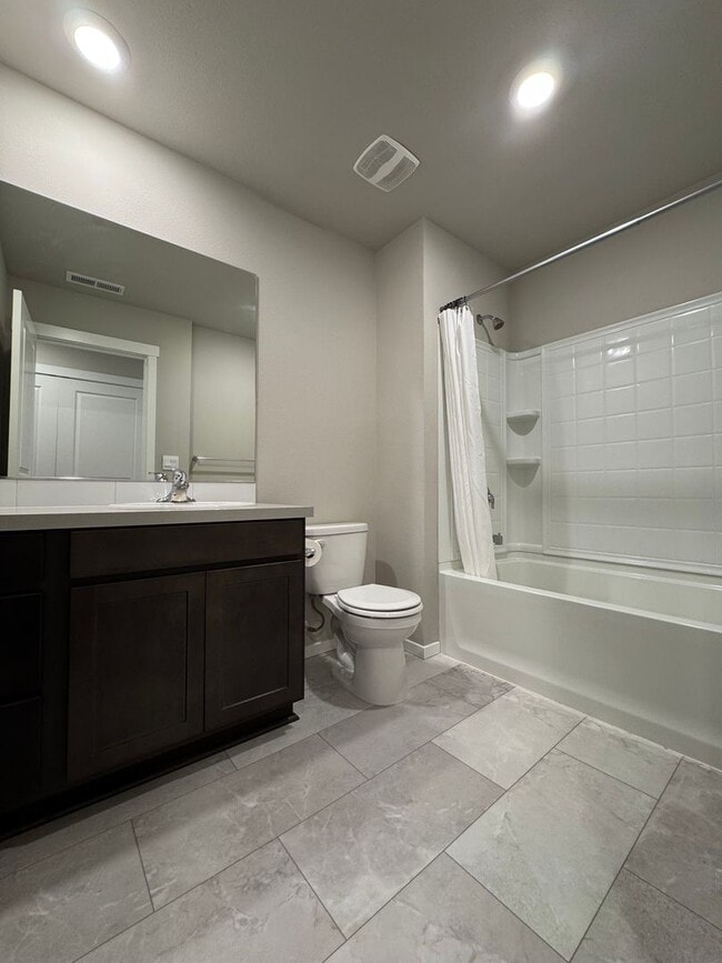 Building Photo - Modern 4-Bed Home for Rent