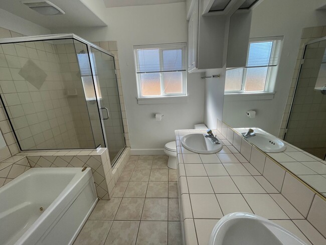 Building Photo - Lovely 3 Bed 2 Bath House in River Road Area