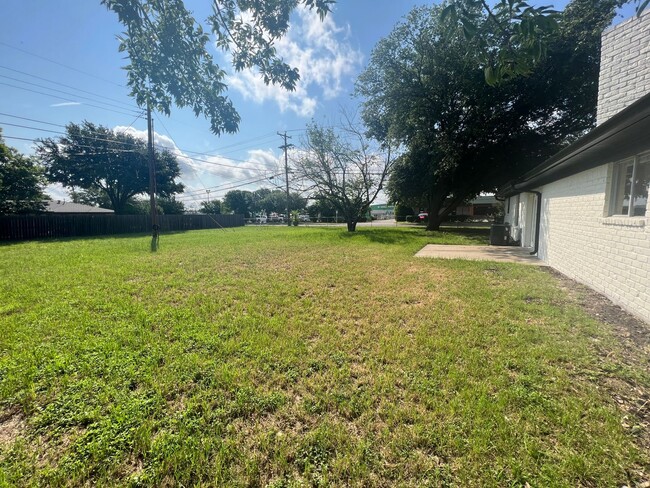 Building Photo - Single Family Home in Woodway, Texas | Mid...