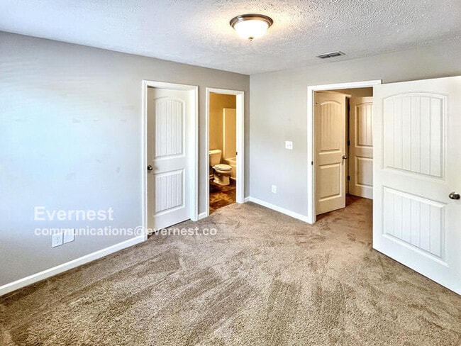Building Photo - Charming 2BR Townhouse with Modern Comfort...