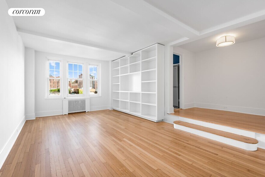 Building Photo - 302 W 12th St