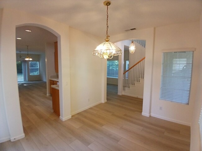 Building Photo - 549 Cascade Dr