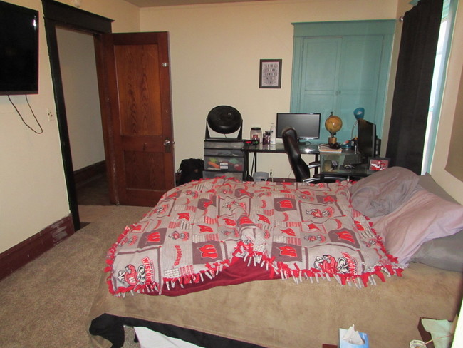 Bedroom - 537 W Doty St