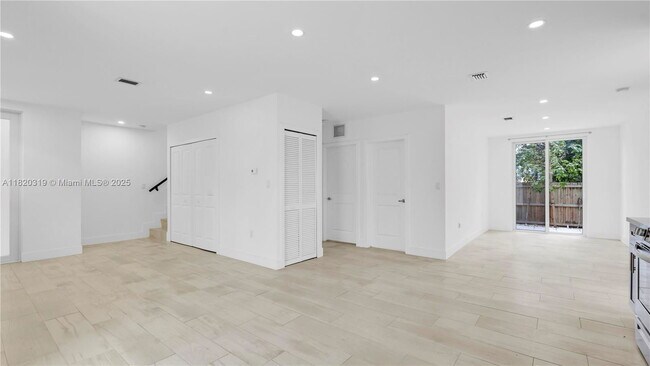 Building Photo - 3823 Thomas Ave