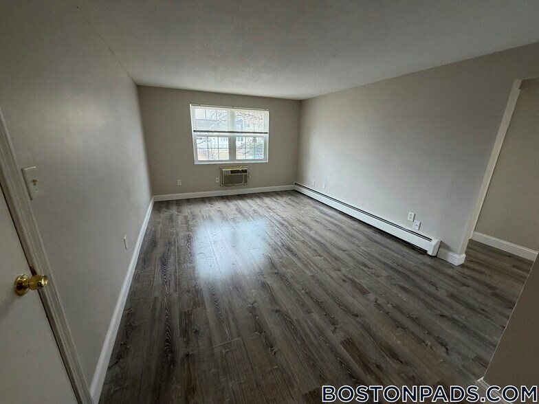 Building Photo - 71 Bernier St