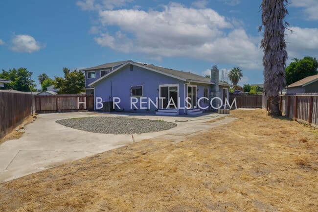 Building Photo - Spacious Family Retreat in Manteca, Ready ...