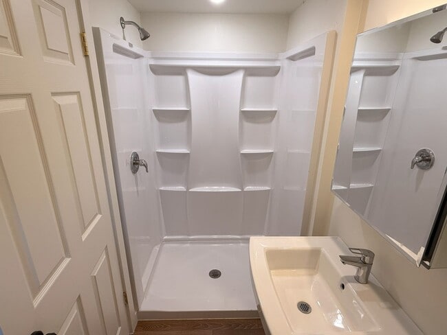 Building Photo - F10600E