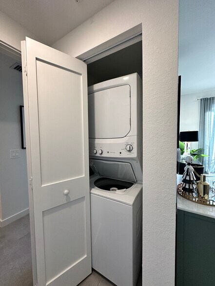 Building Photo - 2212 Dewey St