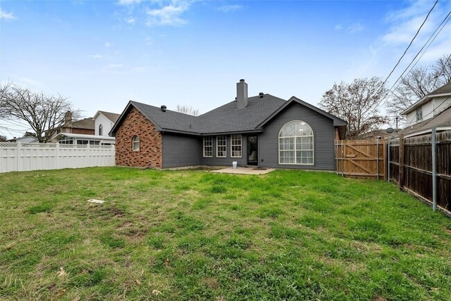 Building Photo - 916 Clover Hill Ln