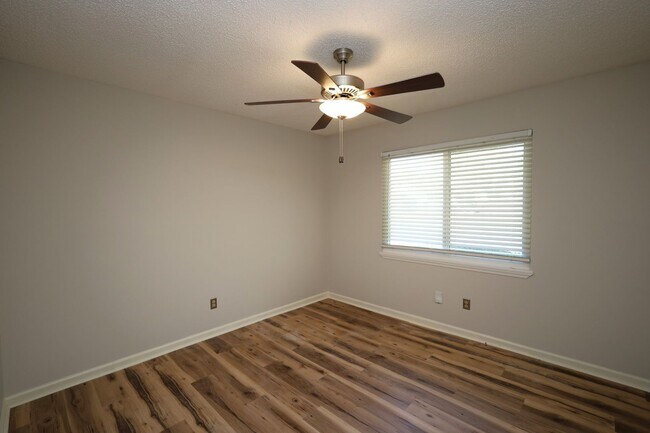 Building Photo - 282 Parkview Cir