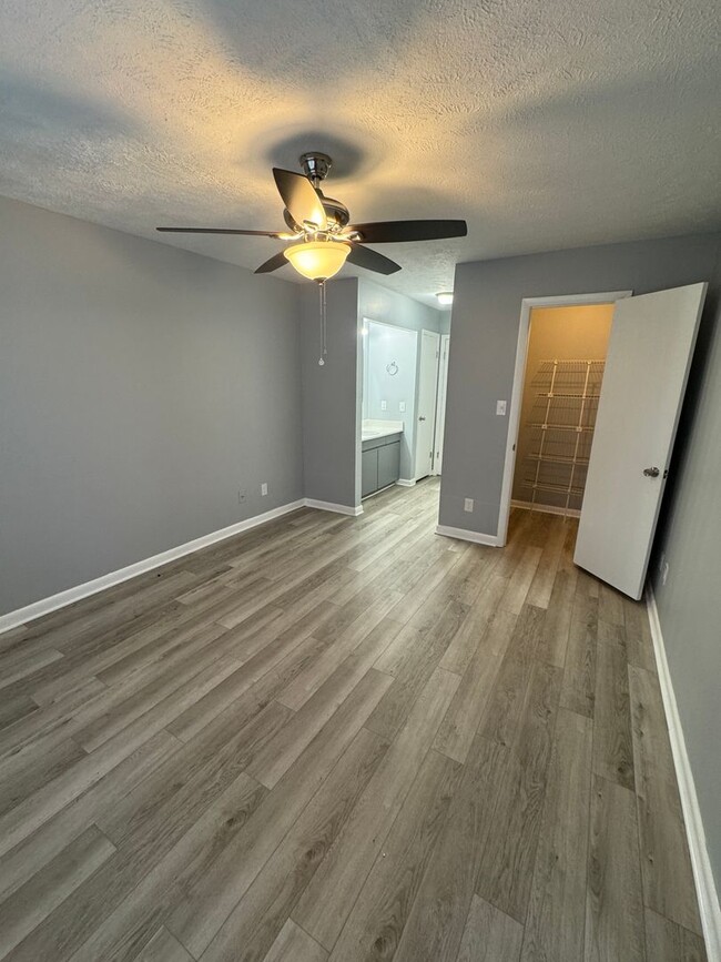 Building Photo - Updated Condo close to Fort Liberty