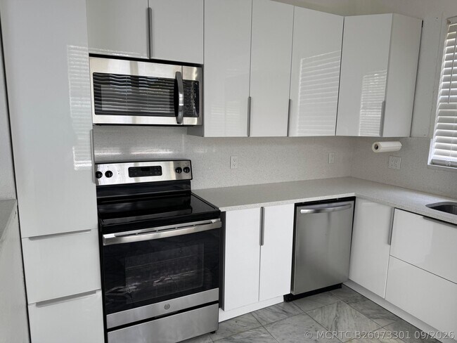 Building Photo - 4106 NE 22nd Ct