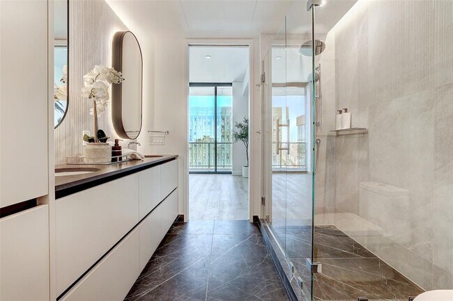 Building Photo - 610 Davis St