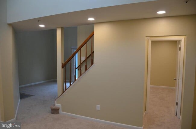 Building Photo - 1046 Spring Valley Ct