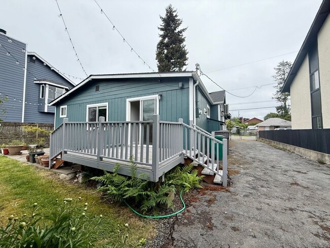 Building Photo - White Center Home