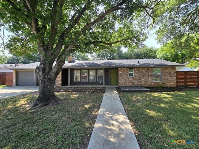 Building Photo - 1360 Poppy Ln