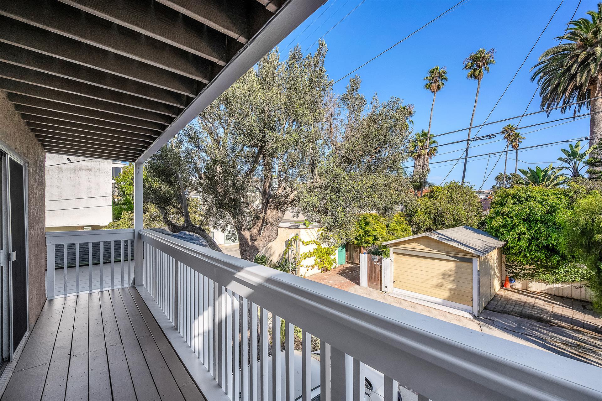 Building Photo - 466 S Venice Blvd