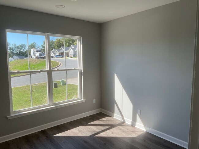 Building Photo - New 3 Bed 3 Bath Home