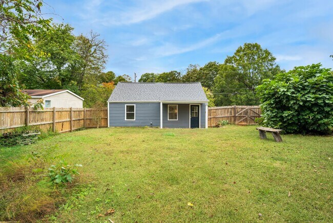 Building Photo - 608 Lakeshore Dr