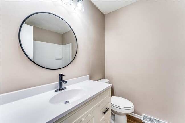 Building Photo - Beautiful 4 Bedroom 2 Bathroom Townhouse i...
