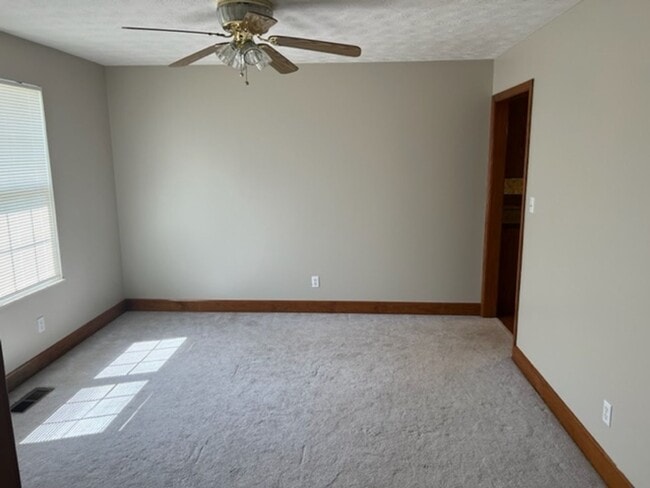Building Photo - Maryville 37801 - 4 bedroom, 2.5 bath home with 2300+ SF on 1.26 acres. - Call Troy Adams (865) 2...