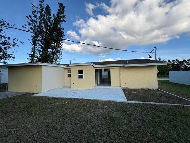 Building Photo - Spacious 2/2 with a garage available until AUGUST