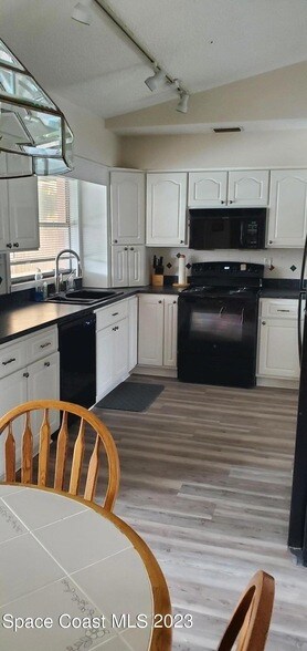 Building Photo - 662 Castaways St NE