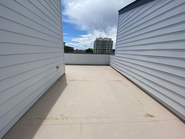 Building Photo - Luxury Townhome - 3 Bed 3.5 Bath at Overlo...
