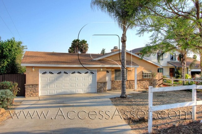 Building Photo - Beautiful Single-Story Home With 3 Bed/2 Bath