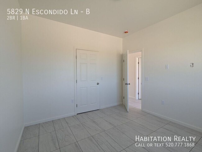 Building Photo - 5829 N Escondido Ln