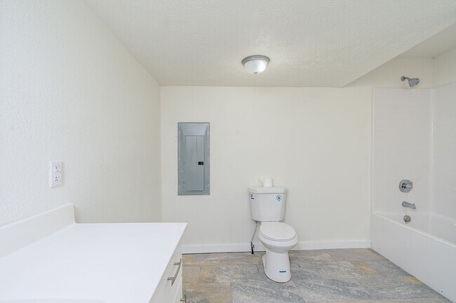 Building Photo - 4 BEDROOM 3 BATHROOM HOUSE FOR RENT