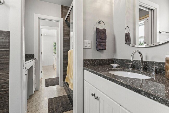 Building Photo - 340 NE 7th Ave