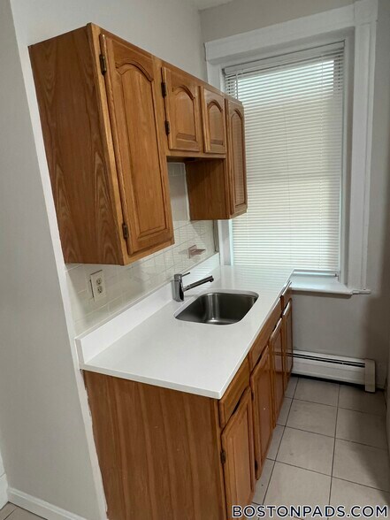 Building Photo - 165 Gove St