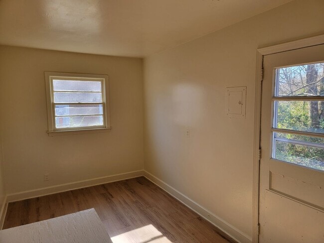 Building Photo - 3 Bedroom 1 Bathroom House