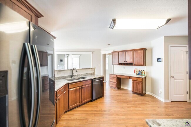 Building Photo - 104 Rosales Dr