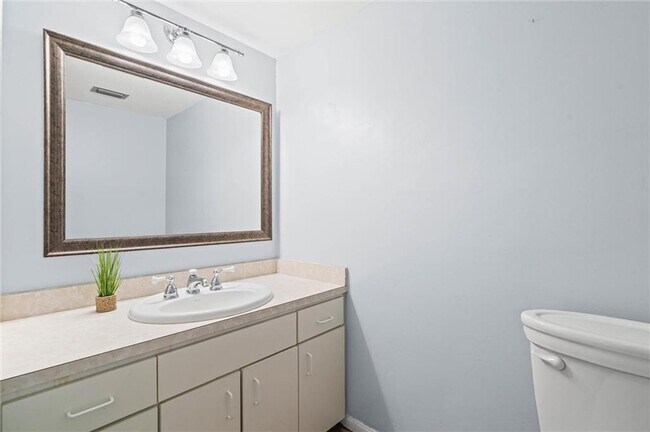 Building Photo - 745 Westmoreland Dr E