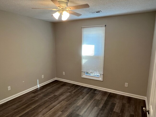 Building Photo - Remodeled 2 Bed, 2 Bath Duplex Unit in Kan...