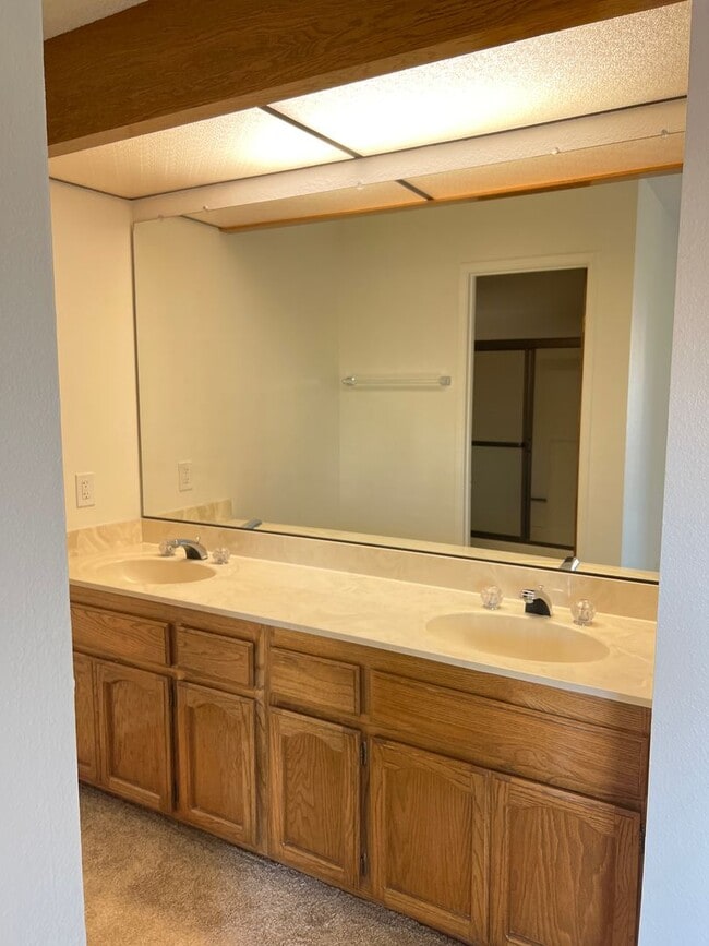 Building Photo - Spacious Two Bedroom Townhouse in Torrance...