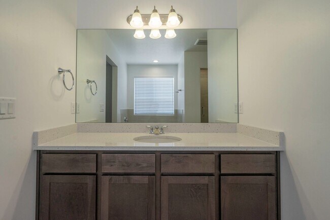 Building Photo - Well Maintained, 3 Bedroom and 2.5 Bathroom Townhome in Desert Color! Internet Included!