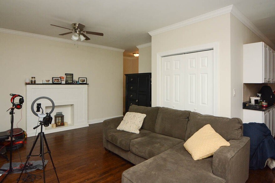 Building Photo - 706 W Roscoe St