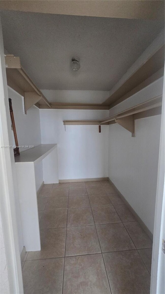 Building Photo - 9800 W Bay Harbor Dr