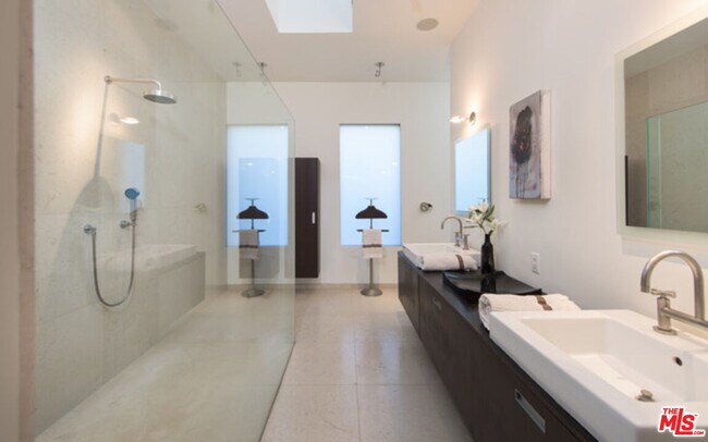 Building Photo - 1099 Vista Grande Dr